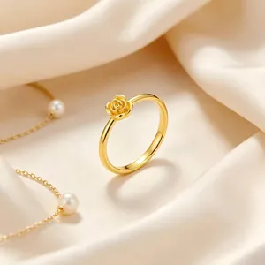 Eleganter 18K vergoldeter Edelstahlring mit einem zarten Rosenblüten-Motiv im Detail