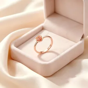Nahaufnahme des vergoldeten Titanstahlrings mit elegantem Rosenblütendesign