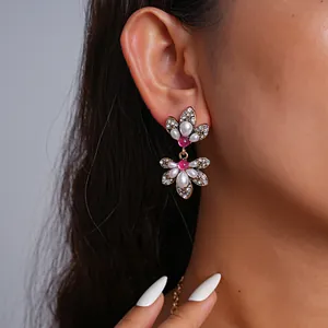 Vintage Palast-Ohrhänger mit weißen Perlen und rosa Strasssteinen im Blumendesign