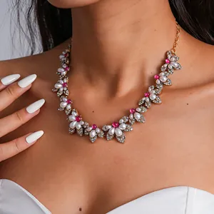 Nahaufnahme einer eleganten Vintage-Blumenhalskette mit Perlen und rosa Edelsteinen