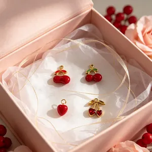 Primer plano de colgantes de cereza roja y corazón con cristales en caja de regalo