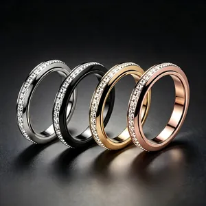 Gros plan de quatre bagues rotatives en plusieurs couleurs avec pavé de zircons