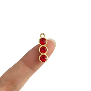 Edelstahlanhänger in Gold mit drei roten Strasssteinen für DIY Schmuckherstellung