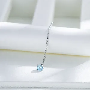 Elegante orecchino a catenella in acciaio al titanio con zircone blu chiaro da 4 mm incastonato