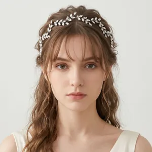 Eleganter silberner Braut-Haarreif mit Markasit-Zirkon-Blüten auf weißem Hintergrund.