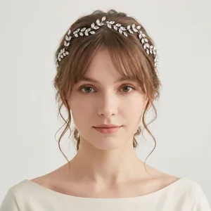 Eleganter silberfarbener Braut-Haarreif mit funkelnden Zirkonia-Blättern für Hochzeiten