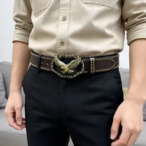 Cintura da uomo in pelle stile cowboy con motivi goffrati e fibbia ad aquila borchiata