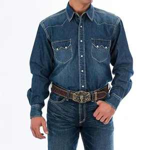 Dettaglio di una cintura da cowboy da uomo in pelle con fibbia a testa di toro e rivetti.