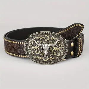 Dettaglio ravvicinato della cintura in pelle cowboy con motivi floreali a sbalzo