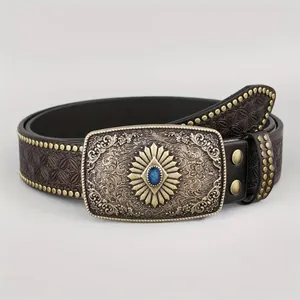 Dettaglio cintura in pelle stile cowboy western con fibbia ornata e gemma blu