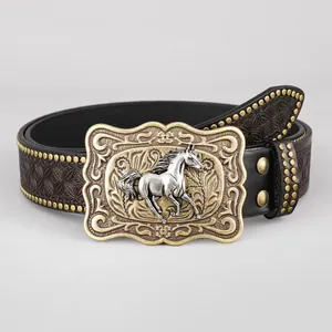 Primo piano della cintura da cowboy con fibbia a cavallo e dettagli di borchie.