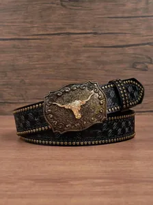 Vista dettagliata della cintura in pelle cowboy con fibbia a testa di toro