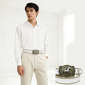 Dettaglio cintura western in pelle bianca con fibbia a cavallo sbalzata e borchie in metallo