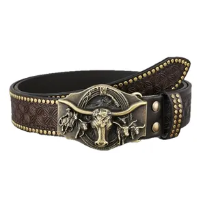 Cintura da cowboy in pelle goffrata con borchie e fibbia vintage con una testa di toro.