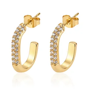 Vue détaillée des boucles d'oreilles créoles en acier doré 18K avec zircons pavés