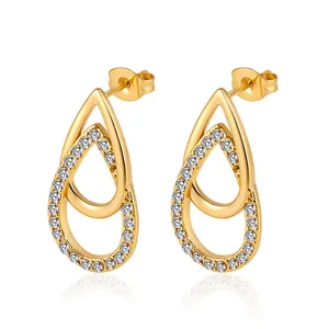 Vue détaillée des boucles d'oreilles en goutte d'eau en acier doré avec zircon