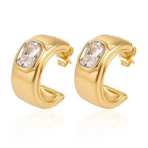 Élégantes boucles d'oreilles créoles C en acier doré 18K avec oxyde de zirconium