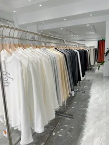 Exposition en showroom de tee-shirts à manches longues en soie glacée de diverses couleurs