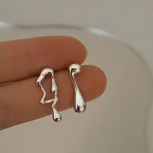 Boucles d'Oreilles Clous Lave Asymétriques Design Minimaliste Métal Liquide Cuivre Électroplaqué Bijoux de Mode Cadeau Femme