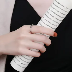 Kreativer versilberter Hai-Ring für Herren und Damen in der Nahaufnahme gezeigt