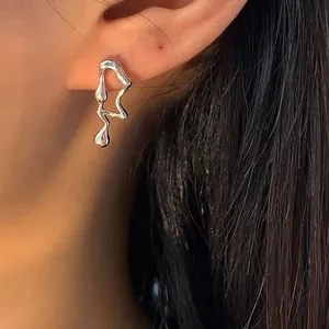 Boucles d'oreilles clous asymétriques en argent lave liquide au design métal minimaliste