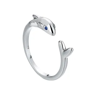 Kreativer verstellbarer versilberter Hai-Ring mit funkelndem blauem Stein-Auge