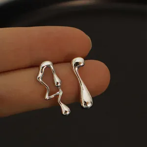 Boucles d'oreilles asymétriques en argent de style lave pour un look moderne unique