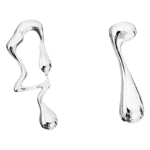 Boucles d'oreilles asymétriques en métal liquide argenté avec un design de lave polie