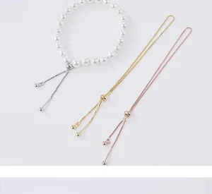 Gros plan de chaînes à perles et à maillons réglables pour la création de bijoux DIY variés