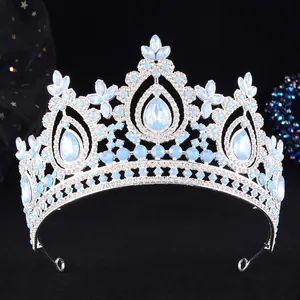 Detailansicht einer Barock-Brautkrone mit Strasssteinen und hellblauen Opalen
