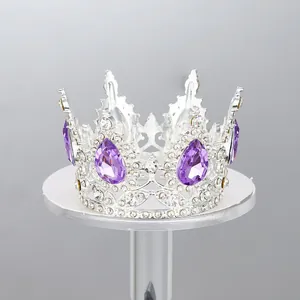 Detalle de corona de aleación de plata con pedrería morada para decoración de pasteles.