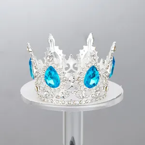 Primer plano de corona de plata con cristales azules en gota y pedrería brillante