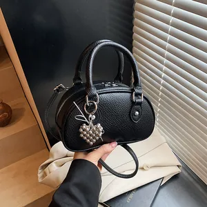 Nischendesign 2026 Frühling Damen PU Leder Bowling Bag Fashion Shell Umhängetasche Kleine Quadratische Handtasche Mit Anhänger