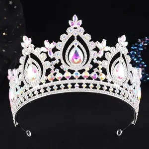Detailansicht eines silbernen Barock-Brauttiara mit schimmernden bunten AB-Strasssteinen