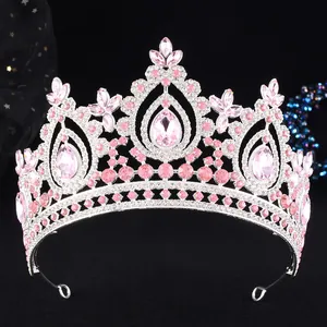 Funkelnde silberne Barock-Brautkrone mit rosa Strasssteinen und edlen Edelsteindetails