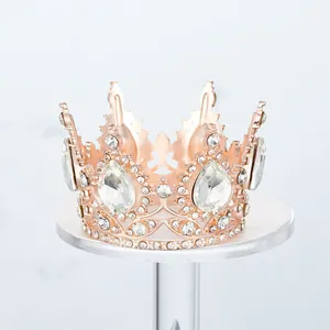 Detalle de corona de aleación de oro rosa con pedrería para decoración de tartas