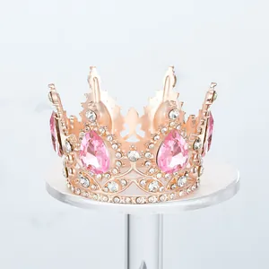 Primer plano de corona oro rosa con cristales rosas de gota y diamantes de imitación