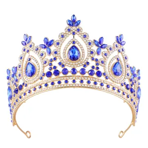 Eleganter barocker Brautkranz mit funkelnden blauen Kristallen und klaren Strasssteinen