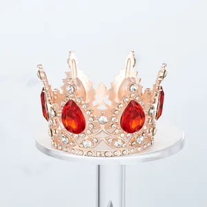 Vista detallada de una corona de oro rosa con cristales rojos y diamantes de imitación.