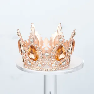 Vista detallada de una corona de aleación de oro rosa con brillantes piedras ámbar