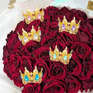 Lujoso set de 5 mini coronas de oro con diamantes para decoración de tartas y flores