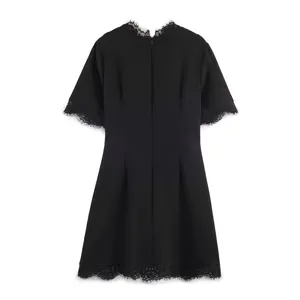 Elegante abito nero a trapezio con dettagli in pizzo e vista della cerniera posteriore