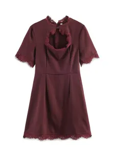 Vista dettagliata dell'abito bordeaux a linea A con apertura a cuore e bordo in pizzo elegante