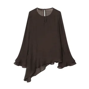 Elegante top asimmetrico marrone scuro con maniche a volant e tessuto leggero fluido.