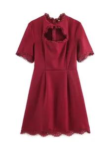 Dettaglio vestito bordeaux a trapezio con pizzo e apertura a cuore sul petto