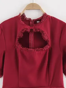 Dettaglio di un vestito rosso vino con pizzo e scollatura a cuore sul petto davanti