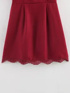 Dettaglio ravvicinato dell'orlo dell'abito bordeaux con elegante bordo in pizzo