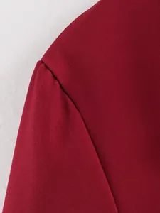 Vista ravvicinata della cucitura del vestito rosso che mostra la trama del tessuto