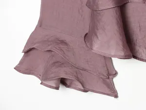 Dettaglio ravvicinato delle balze a strati su un top casual alla moda