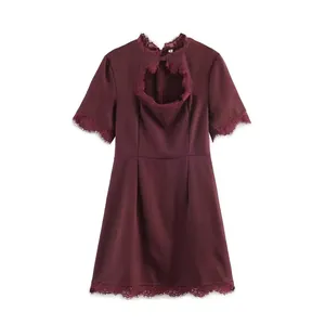 Elegante mini abito a trapezio rosso vino con apertura a cuore e delicati bordi in pizzo